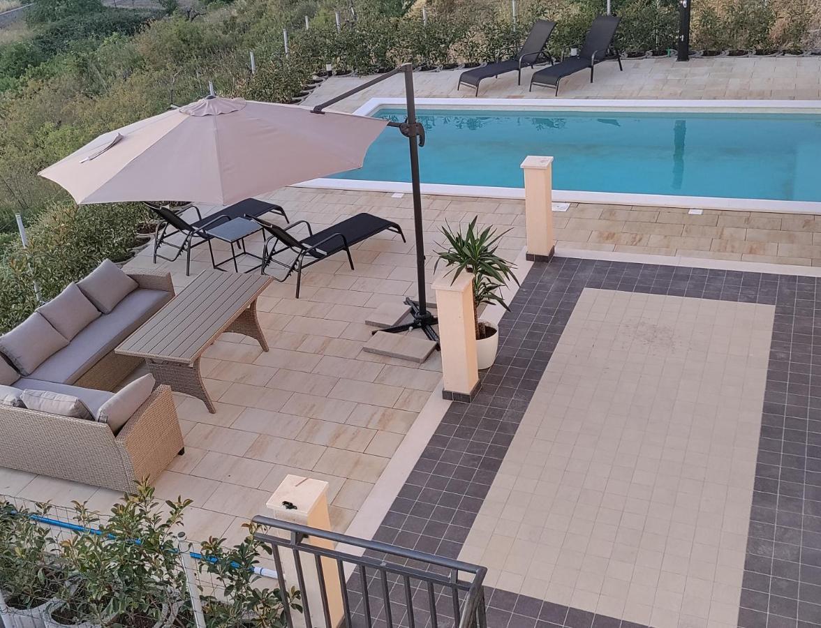 Апартаменты Magi House With Pool Подстрана Экстерьер фото