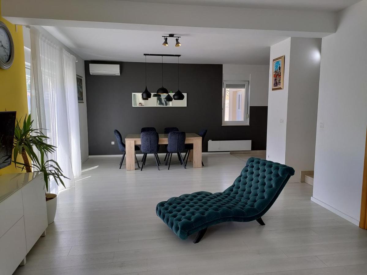 Апартаменты Magi House With Pool Подстрана Экстерьер фото
